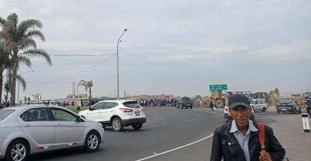 La salida de Tacna hacia Arica-Chile fue interrumpida en el óvalo Tarapacá, por bloqueo con personas y maquinarias.