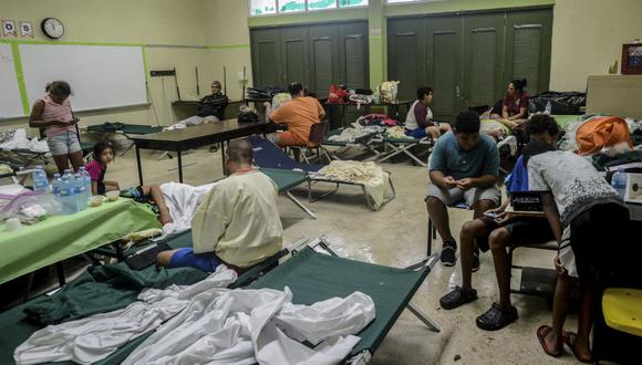 La gente espera dentro de un refugio tras el paso del huracán Fiona en Salinas, Puerto Rico, el 19 de septiembre de 2022. (Foto de José Rodríguez / AFP)
