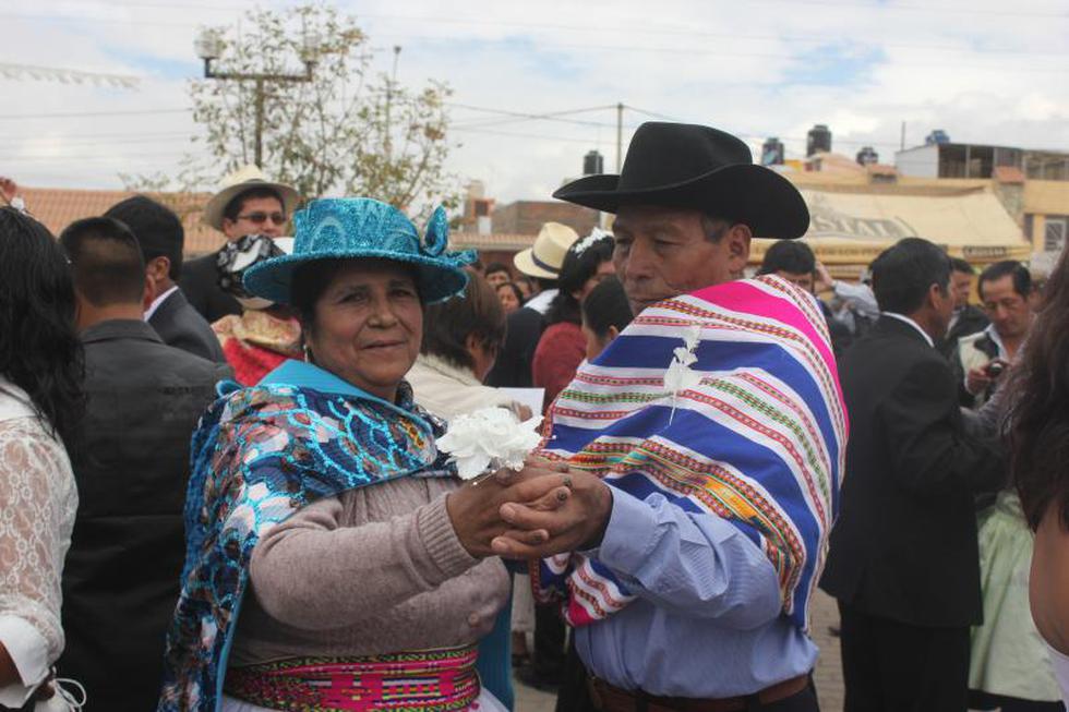 30 parejas se dan el sí vestidos con trajes típicos (FOTOS)