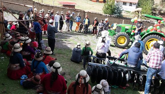 Entregan tractores agrícolas a comunidades de Qqeullabamba y Pichaca
