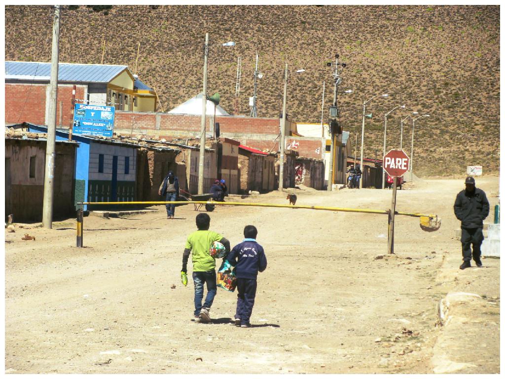 Fuga de estudiantes a Chile y Bolivia obliga cerrar 15 colegios en Tacna