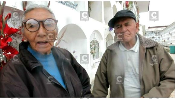 Ancianos visitan nicho que compraron para su entierro pero al llegar encuentran esto (VIDEO)