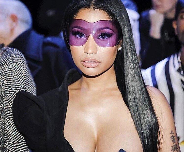 Nicki Minaj llegó con un "pecho al aire" a la semana de la Moda de París