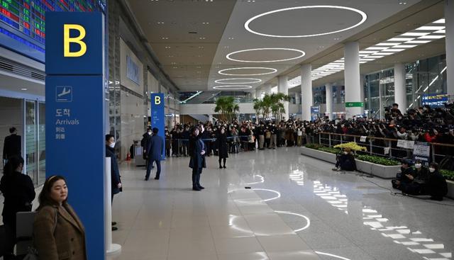 Bong Joon-ho llegó a Seúl y recibió calurosa bienvenida de sus fans  (Fotos: AFP)