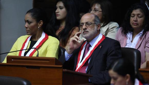 Gana Perú llama al orden a Abugattás