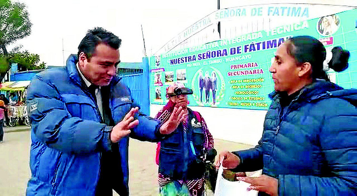 Padres se enfrentan por director de escuela