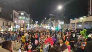 Miles abarrotan el centro de Huancayo en noche de Halloween (FOTOS)
