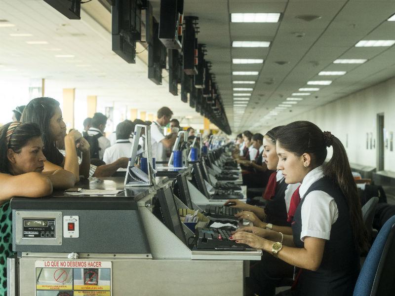 Más de 291 mil peruanos abandonaron el país en octubre según INEI