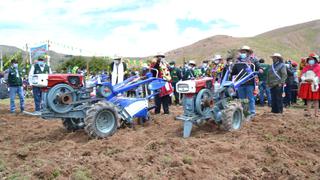 Entregan maquinaria agrícola a productores de Azángaro