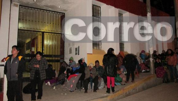 Huancavelica: Padres se amanecen por una vacante pese a intensas lluvias (FOTOS)