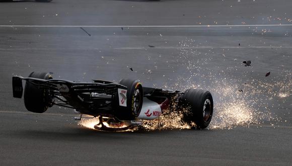 Guanyu Zhou de Alfa Romeo sufrió grave accidente tras el inicio del GP de Gran Bretaña. (Foto: F1)