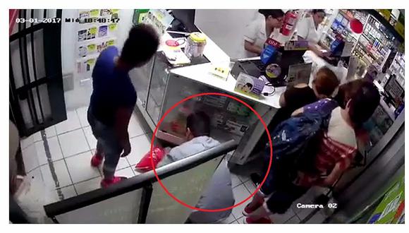 Indignante: ladrones se apoderaban así de productos en farmacia (VIDEO)