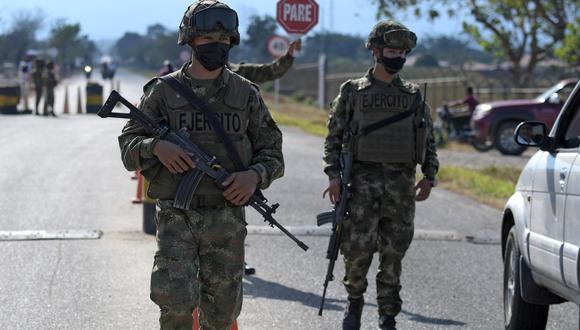 Soldados colombianos hacen guardia en un puesto de control en el municipio de Tame, departamento de Arauca, Colombia, cerca de la frontera con Venezuela, el 12 de febrero de 2022. (Foto de Raúl ARBOLEDA / AFP)