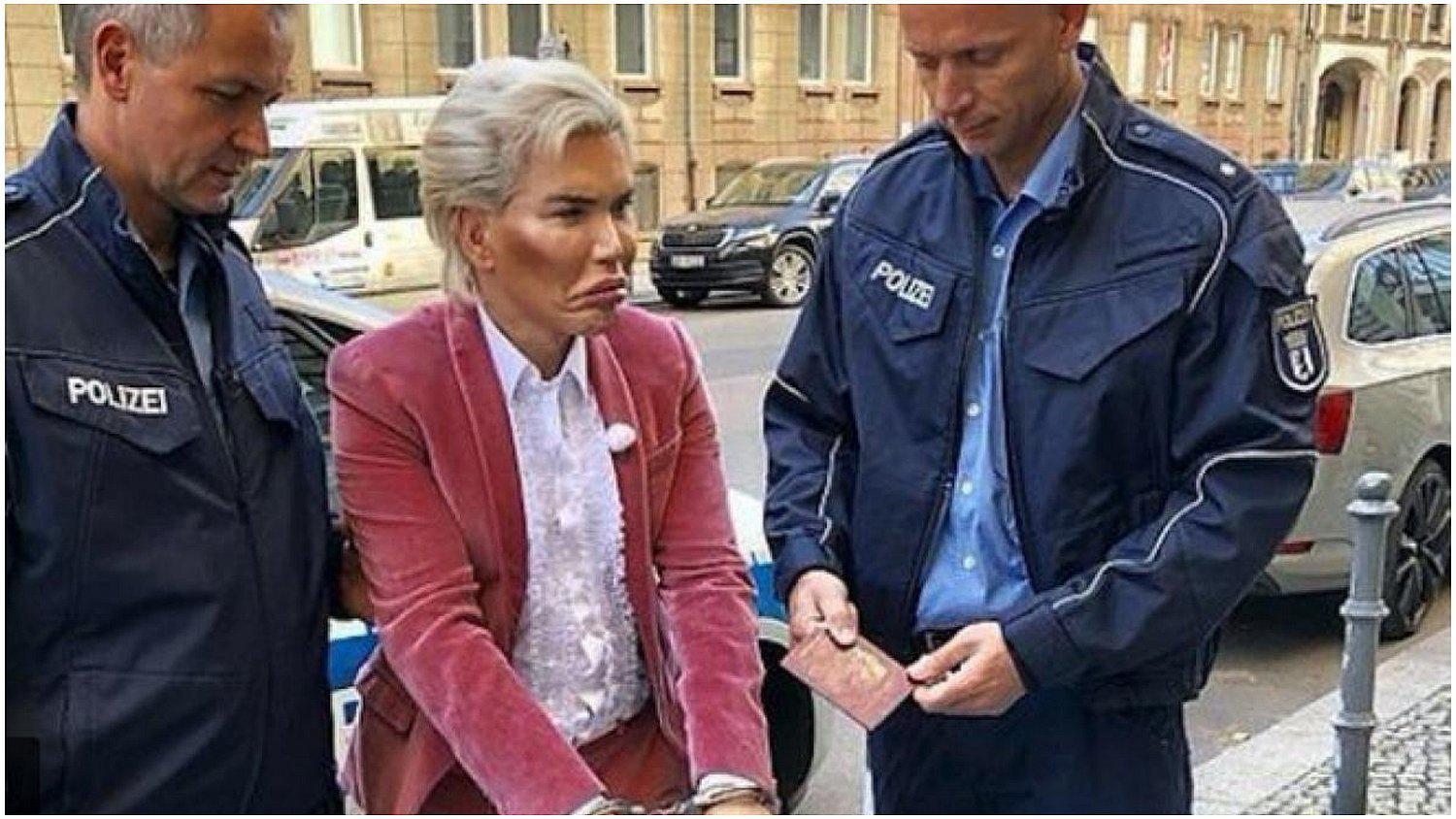 El 'Ken humano' fue arrestado en Berlín por no parecerse en nada a su foto de pasaporte (FOTO) 