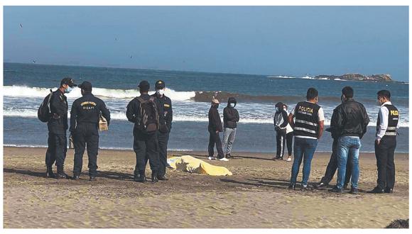 A seis días de naufragio de lancha Liberti, los restos de Rayfran de Jesús Mirabal fueron varados por el mar en la playa “Mataserrano”. (Foto: Elsa Pereda)