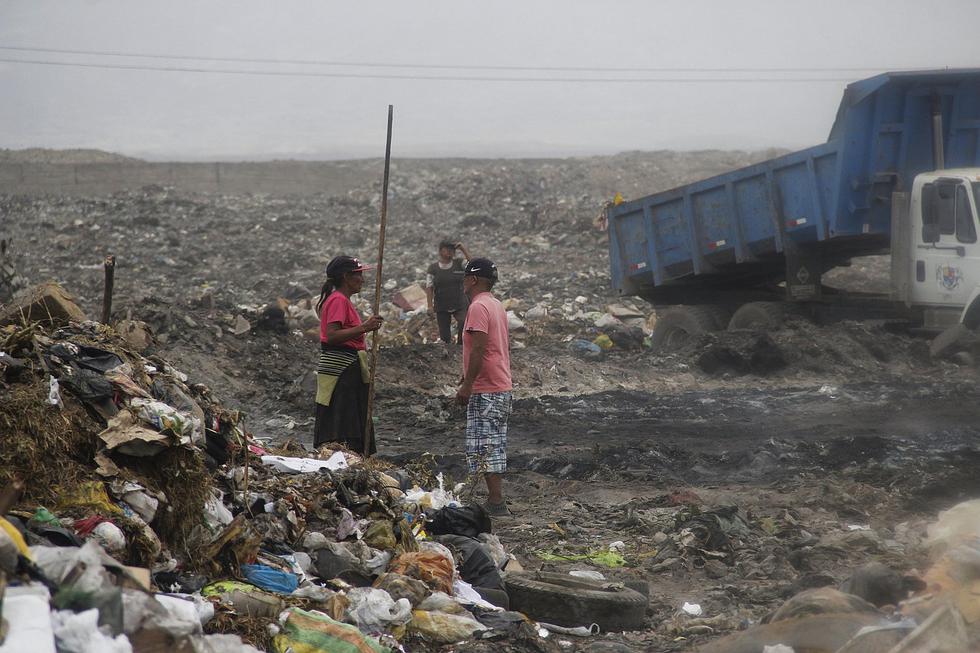 Colapsa relleno sanitario en El Milagro y trabajadores optan por quemar la basura (FOTOS)