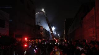 Incendio en San Juan de Lurigancho: fuego se propagó con rapidez porque fábrica almacenaba varios cilindros de thinner 