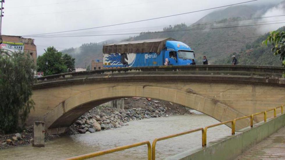 Consorcio abre zanja de 4 metros y bloquea carretera Central
