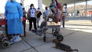 Adultos mayores de 80 años reciben primera dosis contra el COVID-19