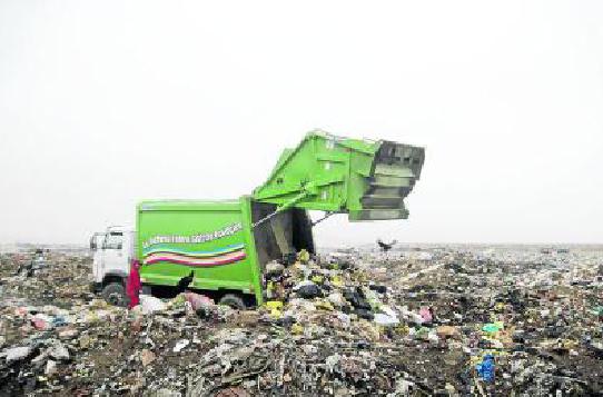 Municipios siguen arrojando basura en pampas de Reque