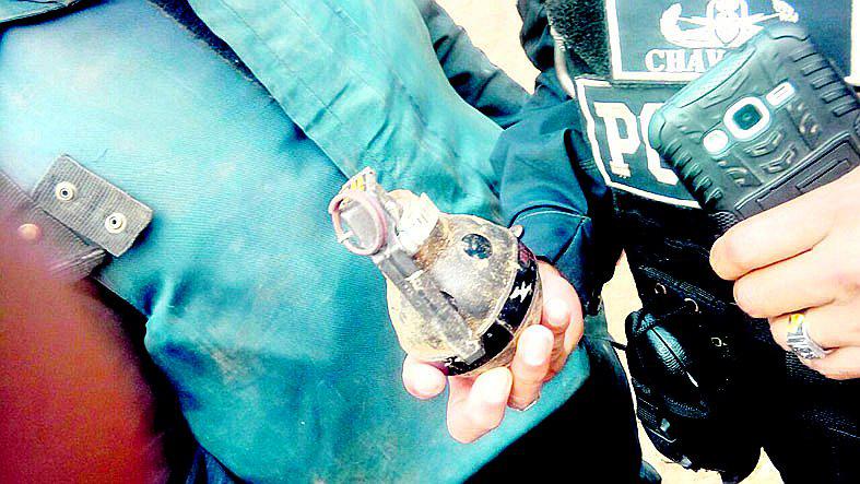 Dejan granada en casa de comerciante