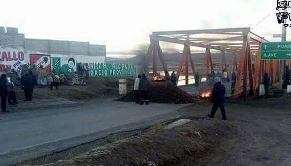 Ilaveños bloquean vías por paro de 48 horas en contra de alcalde 