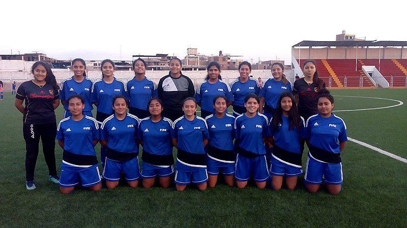 Alumnas del colegio Champagnat entrenan para integrar la selección de fútbol del Perú