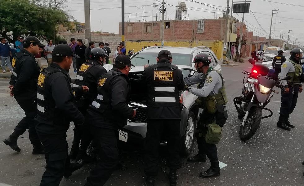 Combi con pasajeros choca con camioneta chilena y luego vuelca