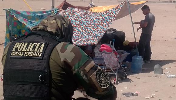 Doscientos extranjeros ilegales están varados en el desierto mientras gobiernos no llegan a un acuerdo. (Foto: Adrian Apaza)