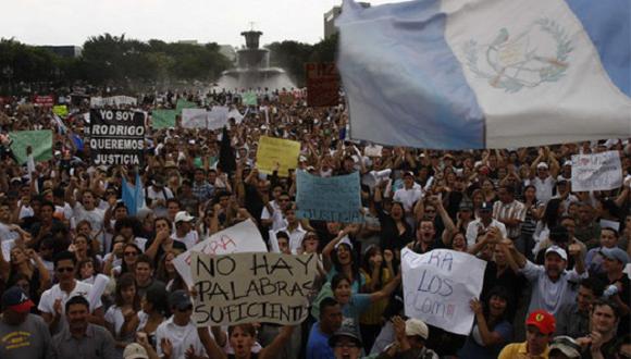 Guatemaltecos piden renuncia de presidente y vicepresidenta por escándalo de corrupción