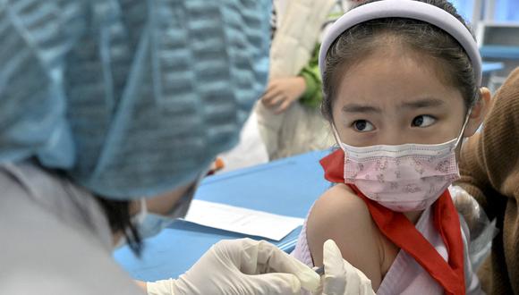 Imagen referencial de una niña recibiendo la vacuna contra el Covid-19 en una escuela en Handan, en el norte de China, después de que la ciudad comenzara a vacunar a niños de entre 3 y 11 años. (Foto: AFP)