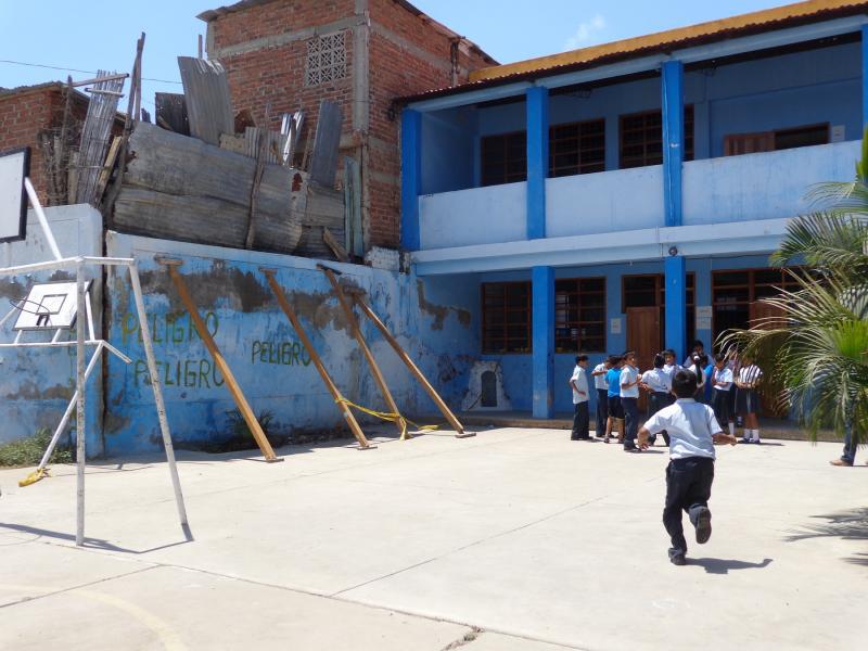 Pared de colegio corre el riesgo de derrumbarse