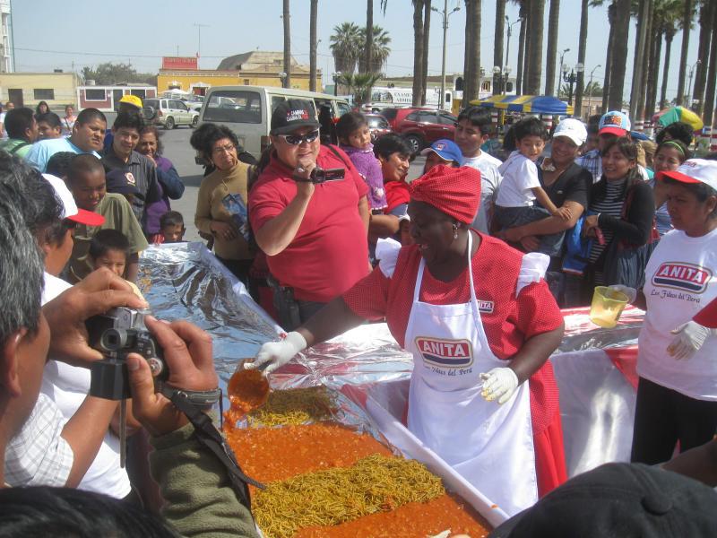 'Mamainé' prepara la carapulcra más grande del Perú 