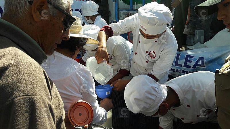 Arequipa: Ganaderos arrasan con venta de dos mil litros de leche fresca (VIDEO)