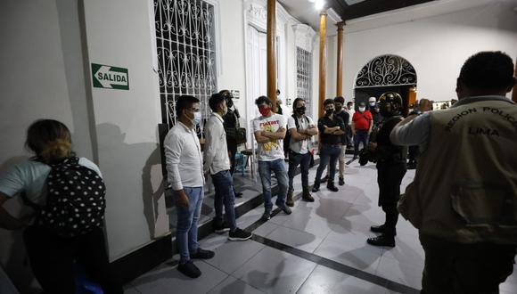 Toque de queda: Policía intervino a más 100 personas en 'fiesta covid' dentro de local en el Cercado de Lima. Foto: César Bueno @photo.gec
