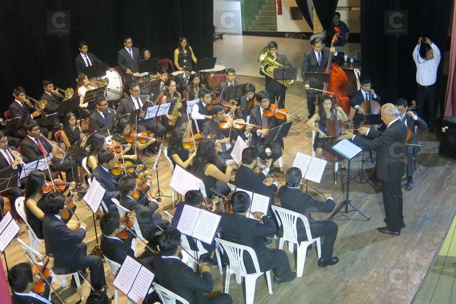 Mire como estos niños y jóvenes de la orquesta sinfónica sorprenden a los asistentes (VIDEO)