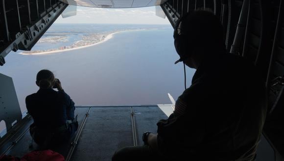 Los miembros de la Guardia Costera son vistos durante un procedimiento para un sobrevuelo de búsqueda y rescate de las áreas de la costa del golfo de Florida . (Foto de Jesús OLARTE / AFP)