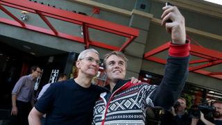 iPhone 6: Tim Cook se sacó selfies con los fans de Apple