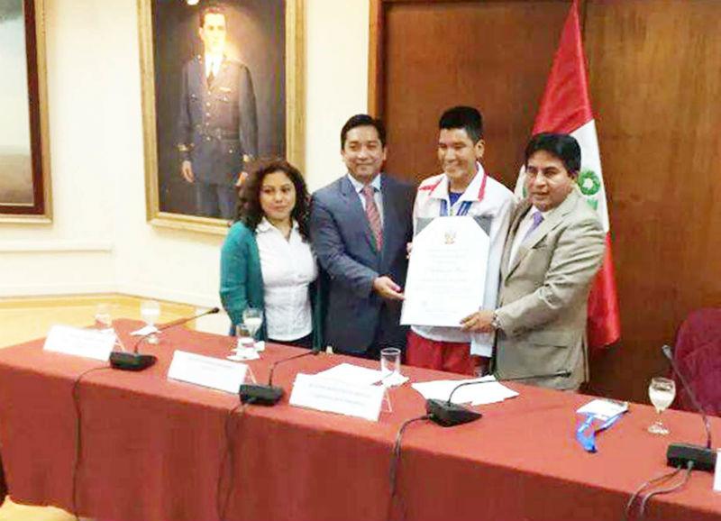 Atleta discapacitado recibe reconocimiento