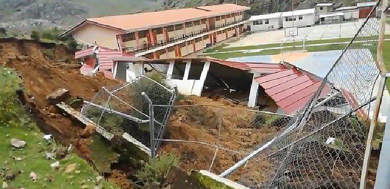 Deslizamiento destruye aulas prefabricadas en colegio de Grau