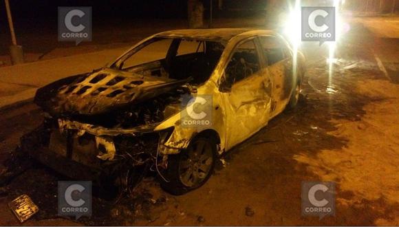 Auto se quemó y conductor huyó de la escena en San Miguel (FOTOS y VIDEO)