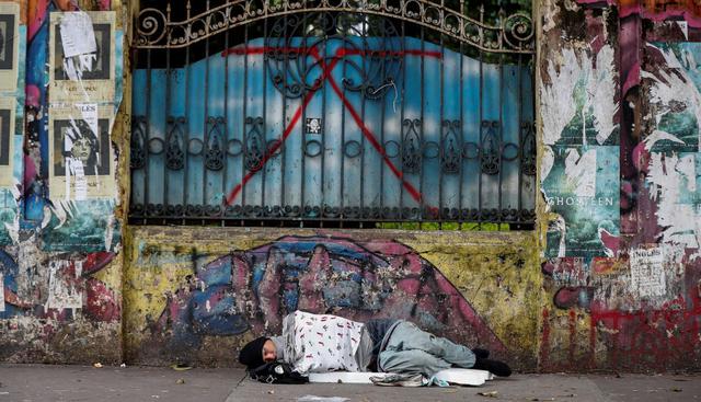 Un habitante de calle duerme en la vereda de la avenida Paulista, en la ciudad de Sao Paulo (Brasil).  (EFE).