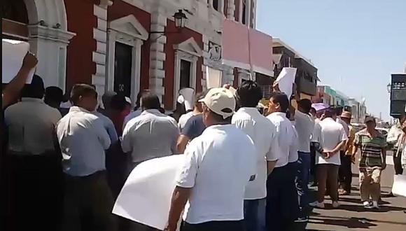 Taxistas realizan un plantón contra el alcalde Daniel Marcelo 