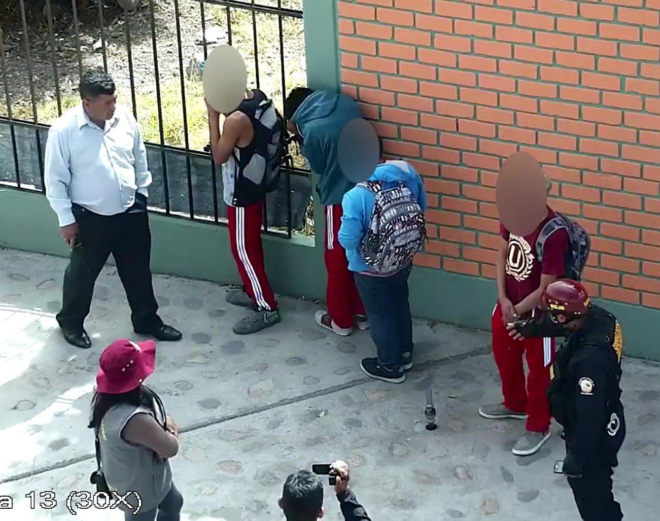 Hallan a escolares consumiendo marihuana