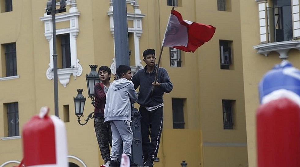 Perú vs. Brasil: Hinchas se congregan en la Plaza de Armas 