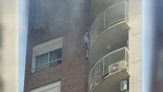 Dramático rescate de un niño que se colgó de un balcón para escapar de un incendio en Argentina (VIDEO)