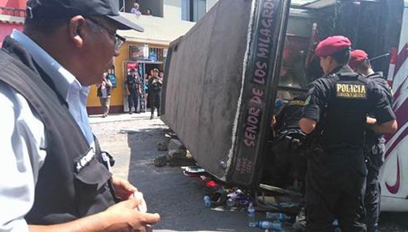  Trujillo: Cobrador es aplastado por microbús (VIDEO)