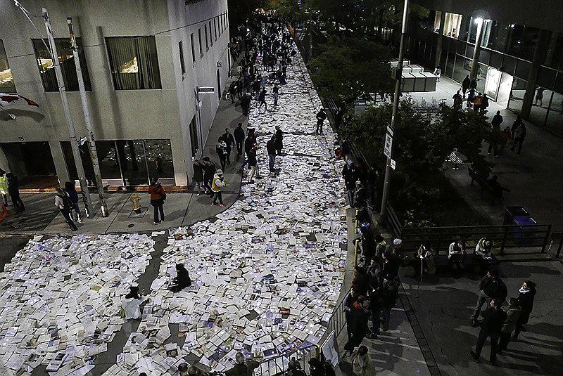 Manifestación artística abarrota calle de Toronto con 10.000 libros [FOTOS]