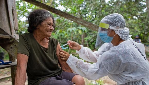 Según el Ministerio de Salud, hasta mediados de mayo el 90% de los brasileños con entre 70 y 79 años había recibido al menos la primera de las dos dosis de la vacuna. (Foto: MICHAEL DANTAS / AFP)