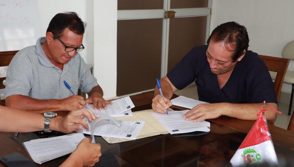 Firman el convenio el director de la Diresa, Alberto Manrique y el burgomaestre Villarino Jaime Yacila
